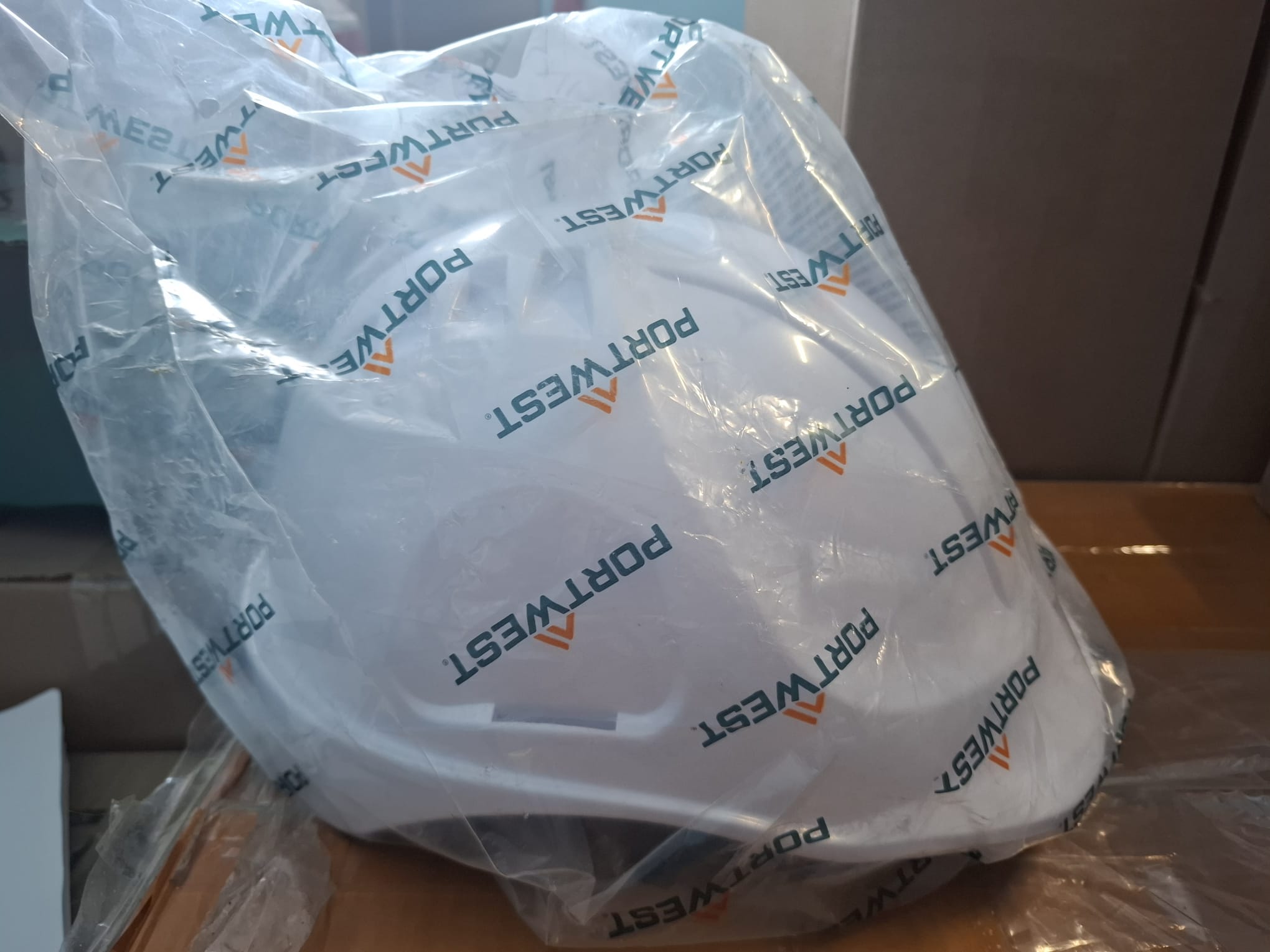 Casca de Protectie cu Viziera Integrata Portwest PW54 Alba