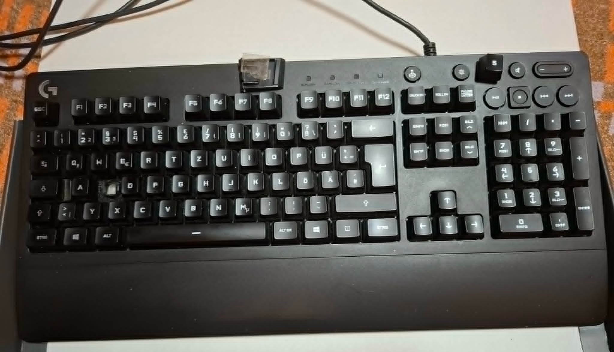 Tastatura Logitech G213