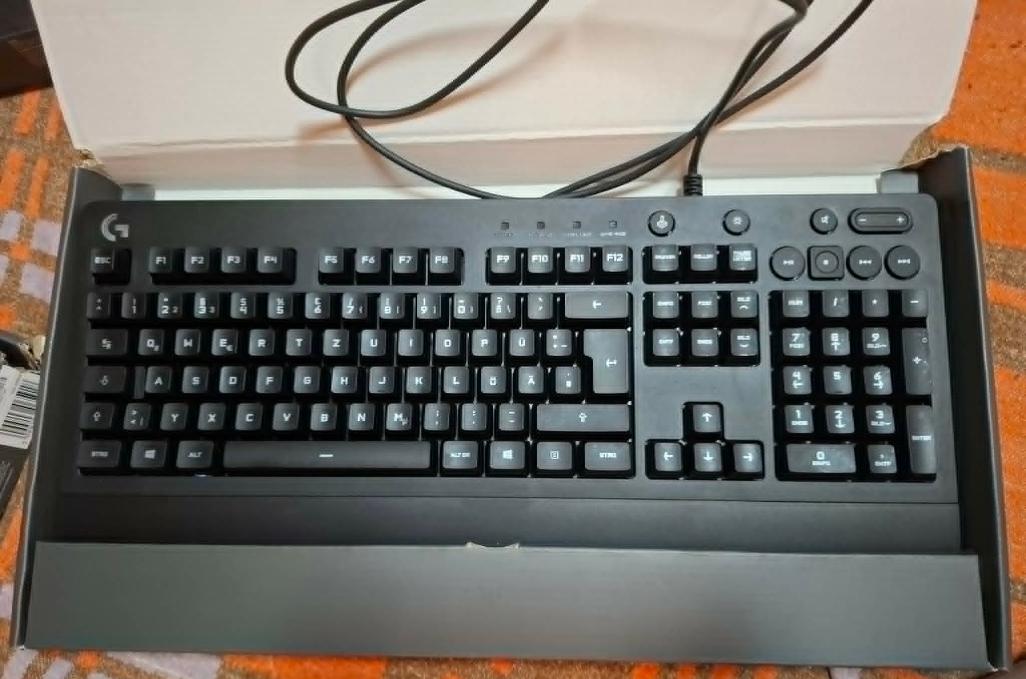 Tastatura Logitech G213