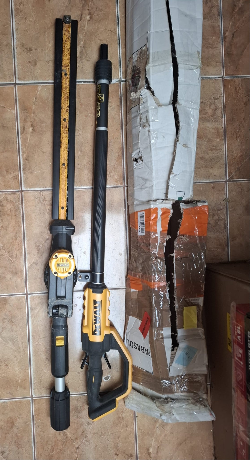 Foarfecă telescopică de tuns gard viu DeWALT DCMPH566N, 18V