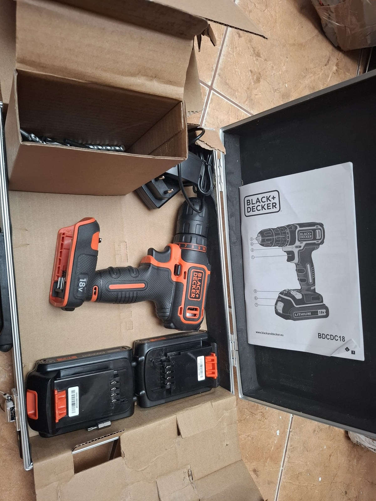 Trusă bormașină Black+Decker BDCDC18, 18V, geantă aluminiu cu accesorii