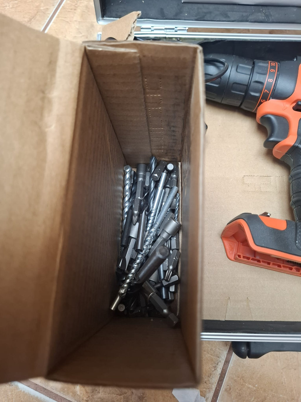 Trusă bormașină Black+Decker BDCDC18, 18V, geantă aluminiu cu accesorii