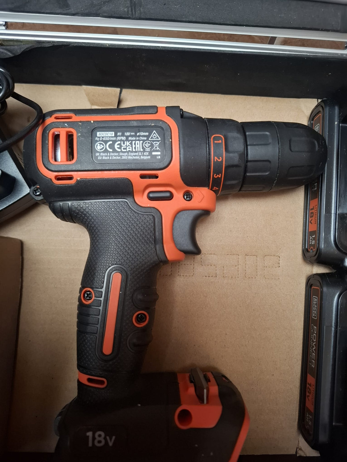 Trusă bormașină Black+Decker BDCDC18, 18V, geantă aluminiu cu accesorii
