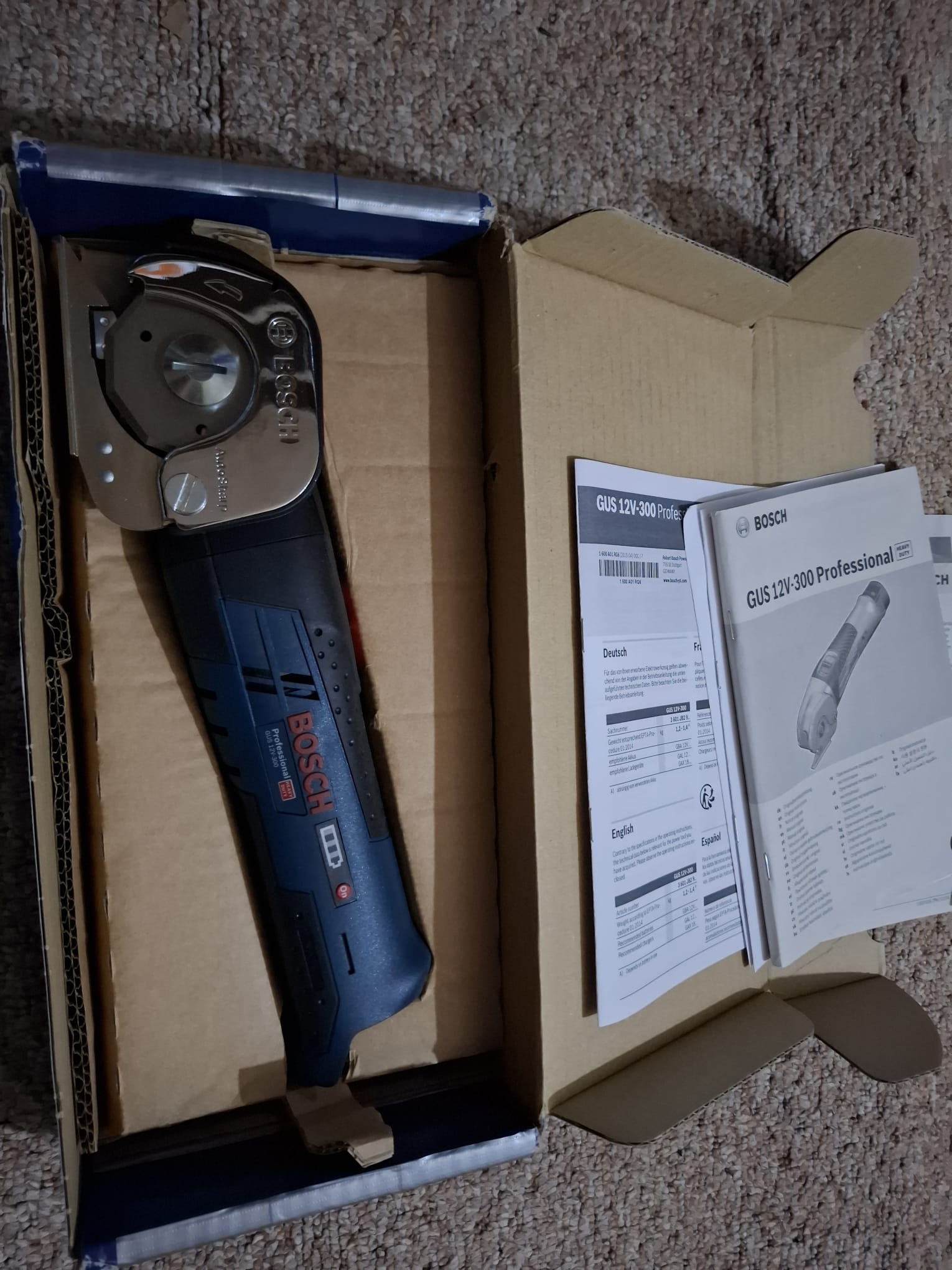 Foarfecă universală fără fir Bosch Professional 12V System GUS 12V-300 (fără baterie/încărcător)