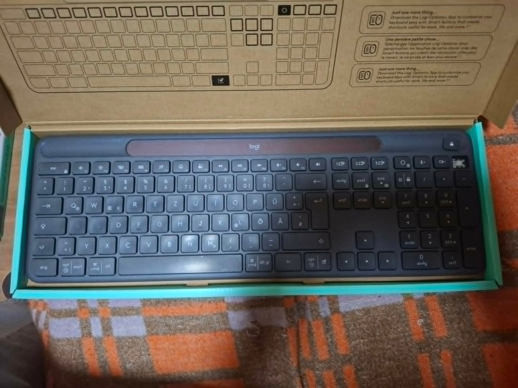 Tastatura Logitech Signature Slim Solar+ k980